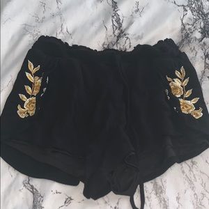 Kendal & Kylie black flowy shorts